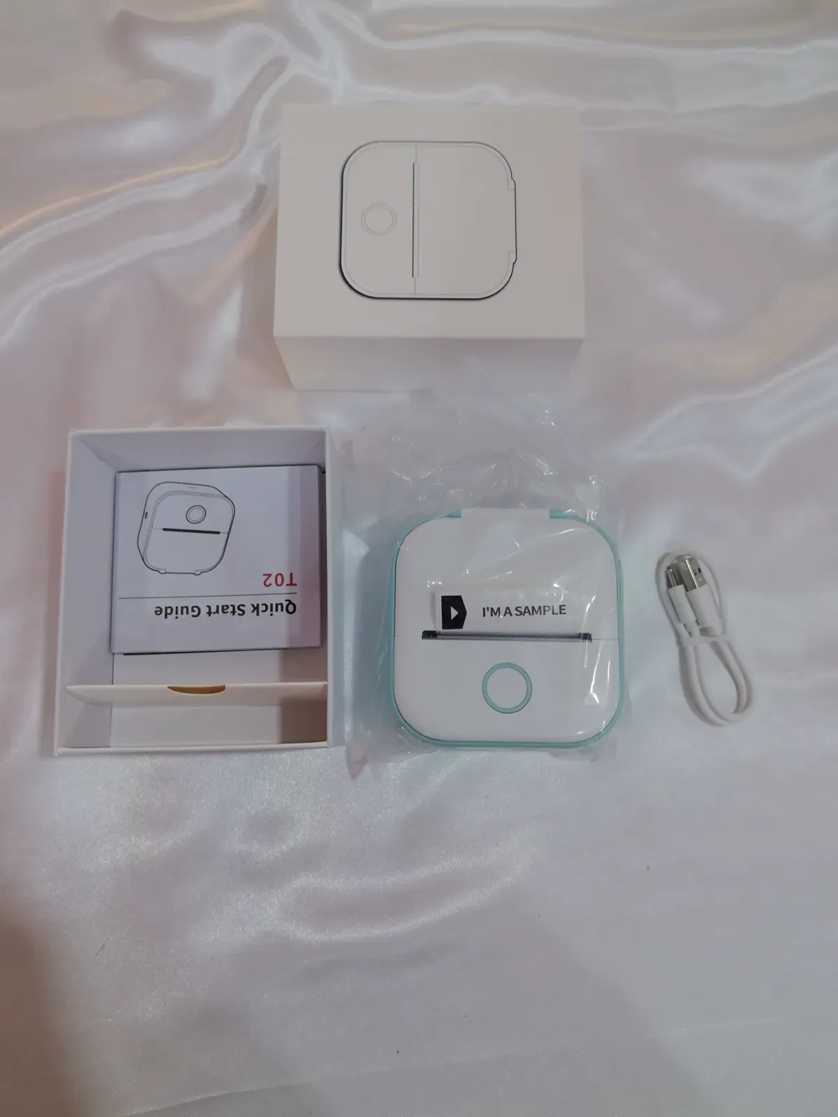 Fotografía real de una T02 de muestra, caja y cable