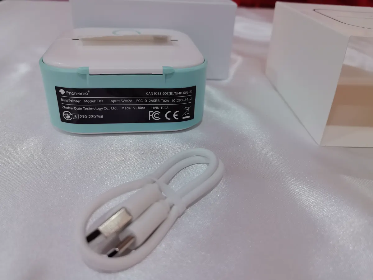 Parte trasera de una T02 y cable MicroUSB